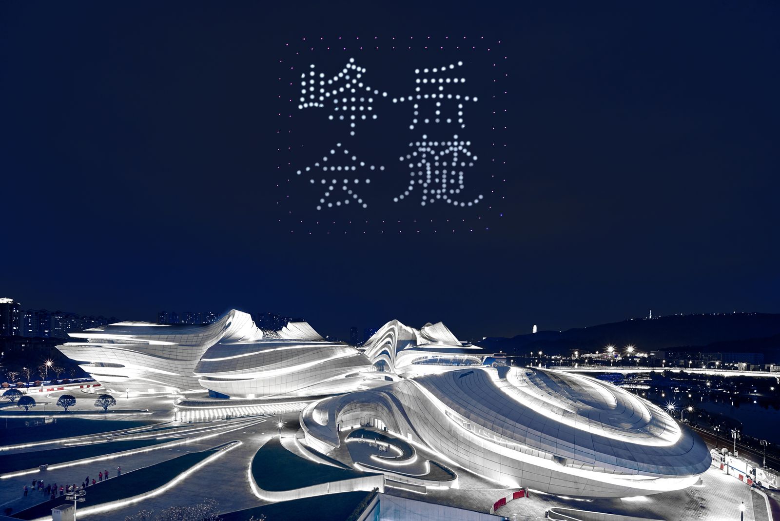无人机灯光秀现场:岳麓峰会